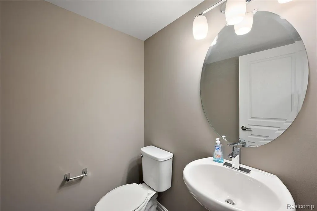 2877 Hartwick Drive Rochester Hills City MI 48307