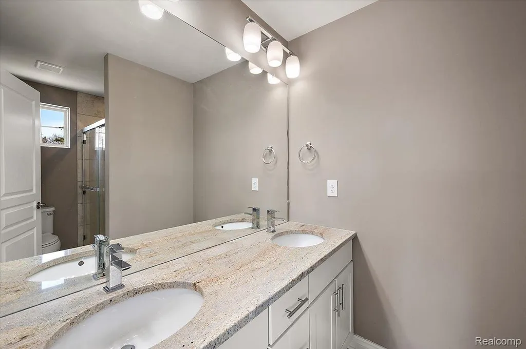 2877 Hartwick Drive Rochester Hills City MI 48307