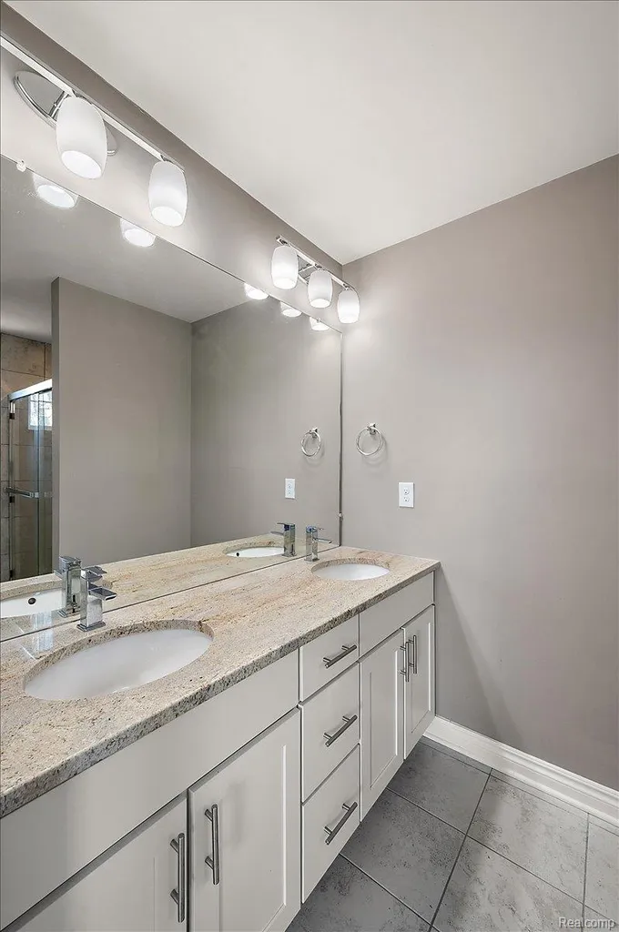 2877 Hartwick Drive Rochester Hills City MI 48307