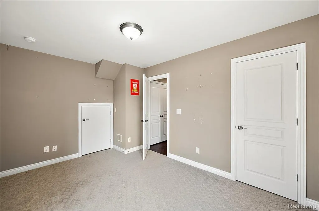 2877 Hartwick Drive Rochester Hills City MI 48307