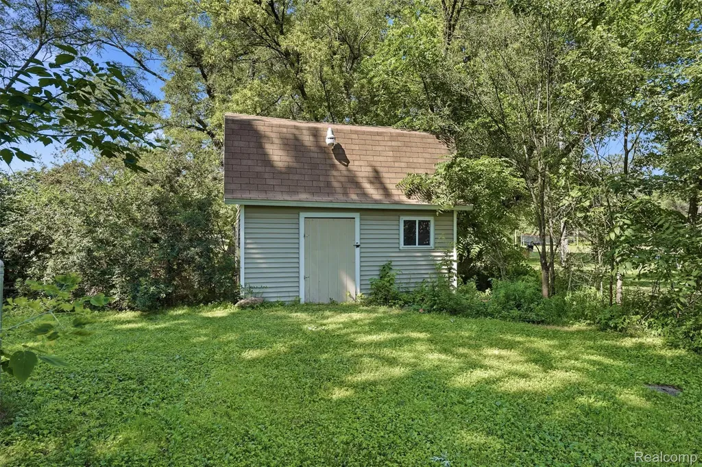 6187 E Maple Avenue Burton City MI 48439