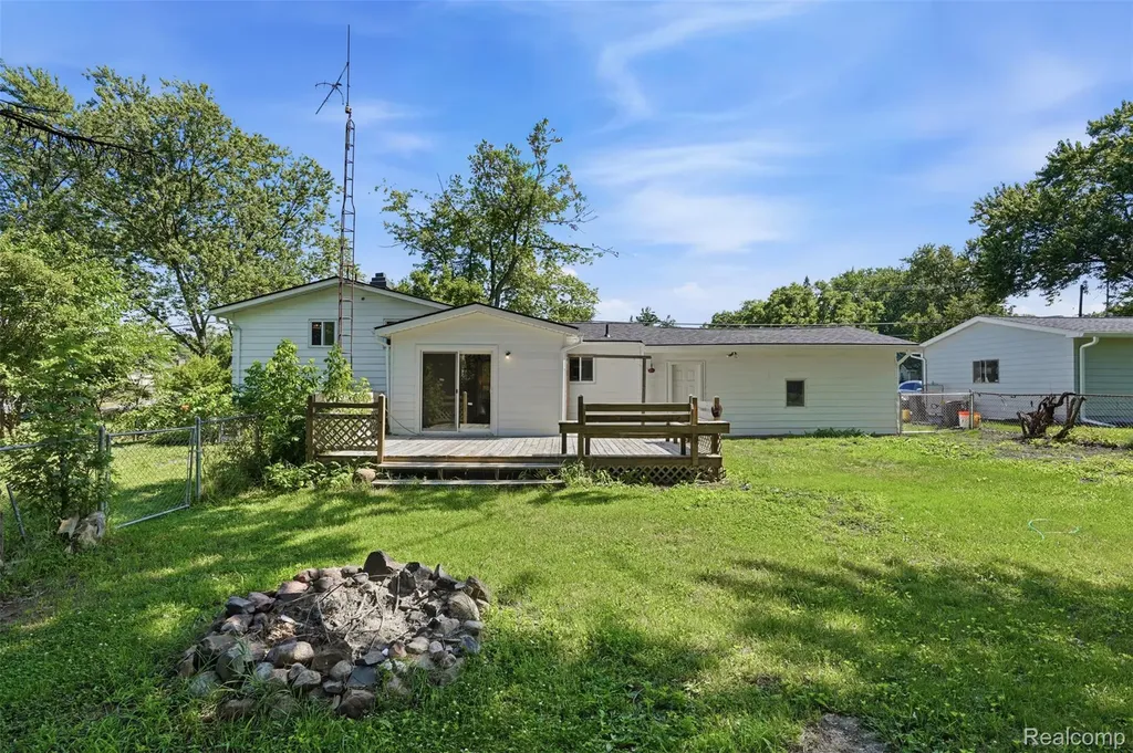 6187 E Maple Avenue Burton City MI 48439