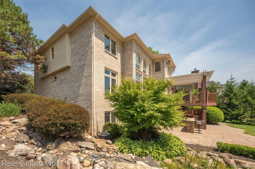 18218 Clairmont Circle E Northville Township MI 48168
