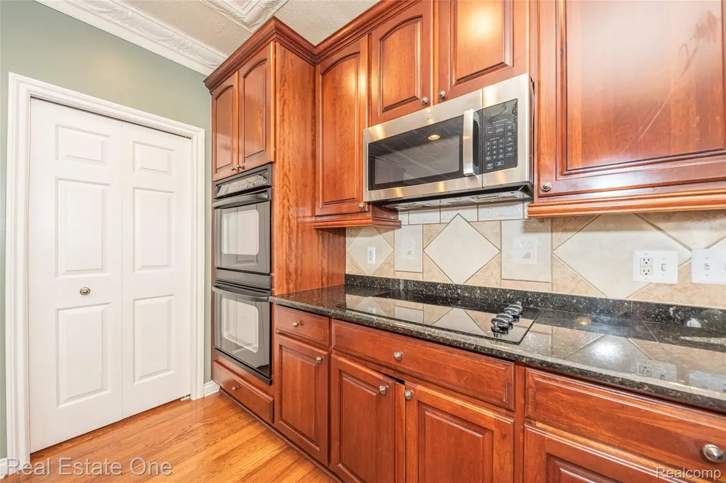 18218 Clairmont Circle E Northville Township MI 48168