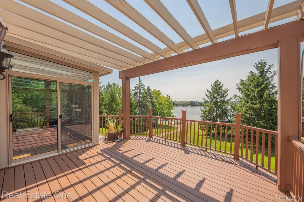 18218 Clairmont Circle E Northville Township MI 48168