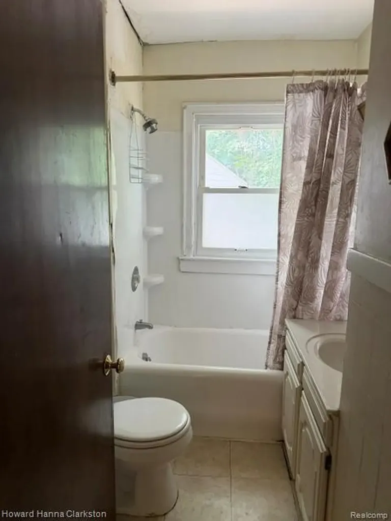 2001 Cartier Street Flint City MI 48504