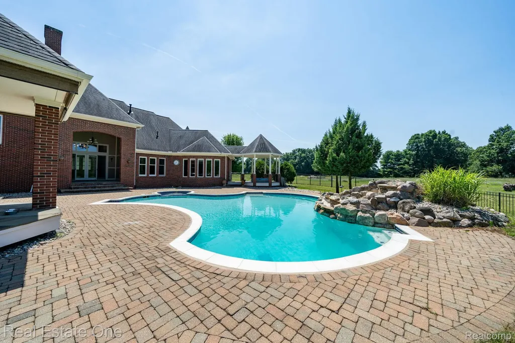 740 Greystone Drive Lyndon Township MI 48118