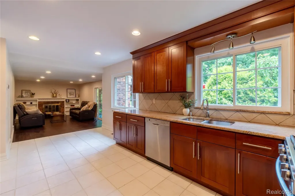 2032 Kristin Drive Troy City MI 48084
