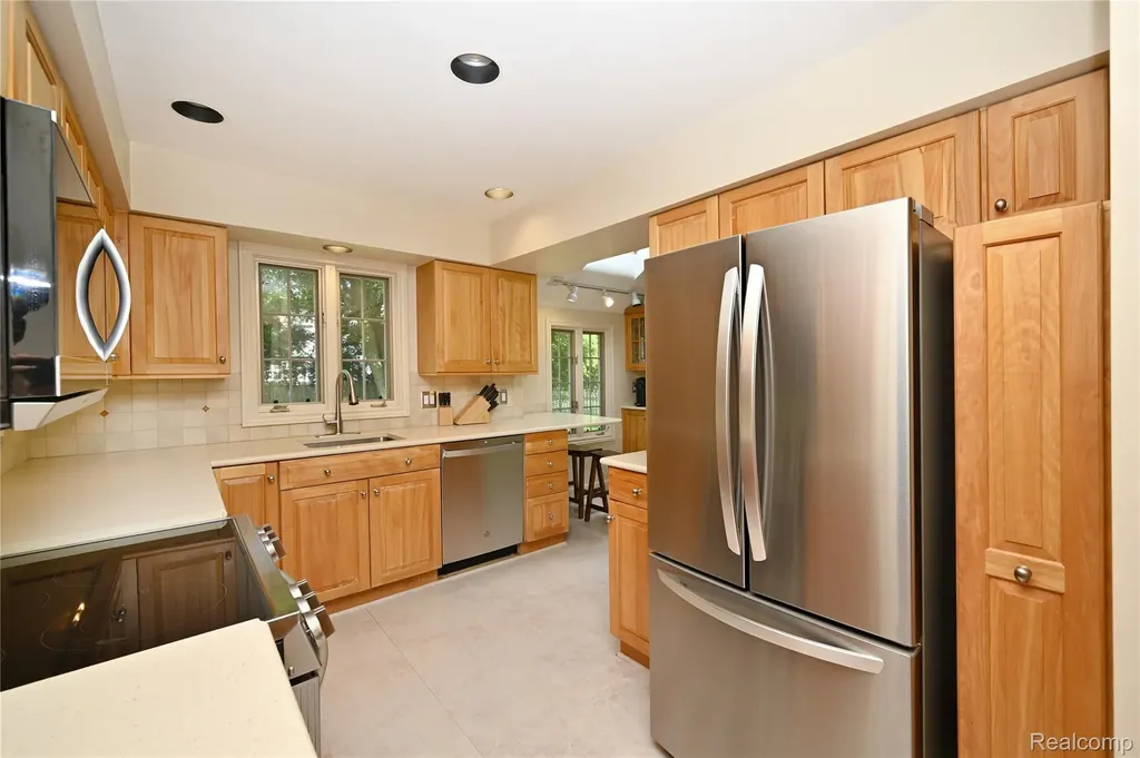 465 Kimberly Street Birmingham City MI 48009