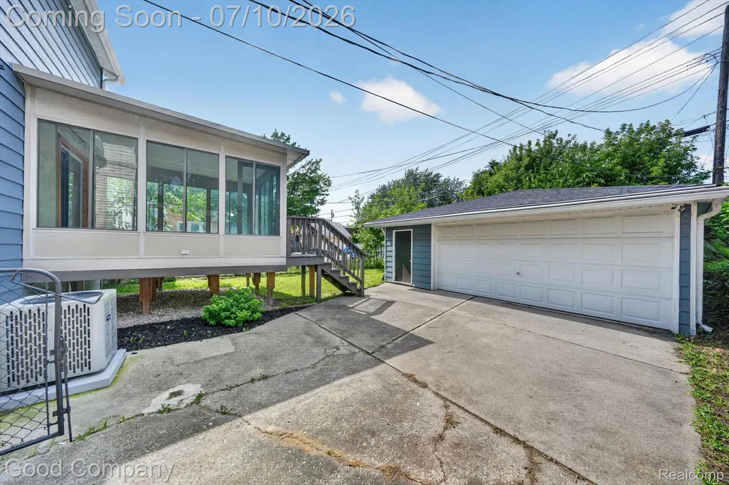 305 E Jarvis Avenue Hazel Park City MI 48030