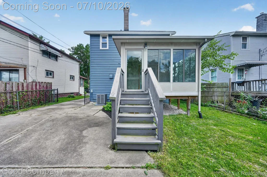 305 E Jarvis Avenue Hazel Park City MI 48030