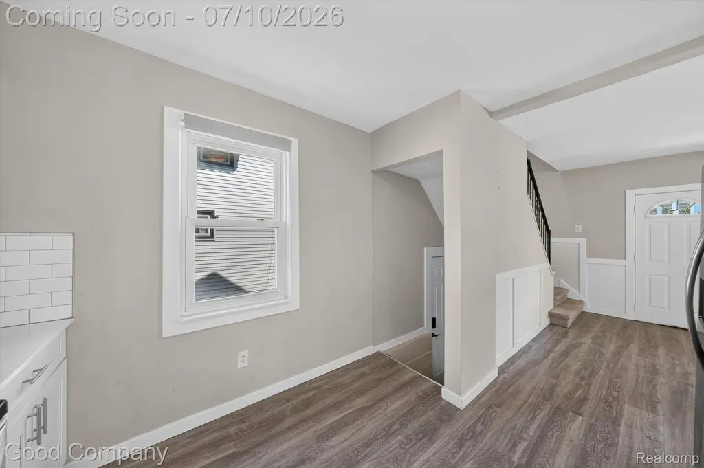 305 E Jarvis Avenue Hazel Park City MI 48030