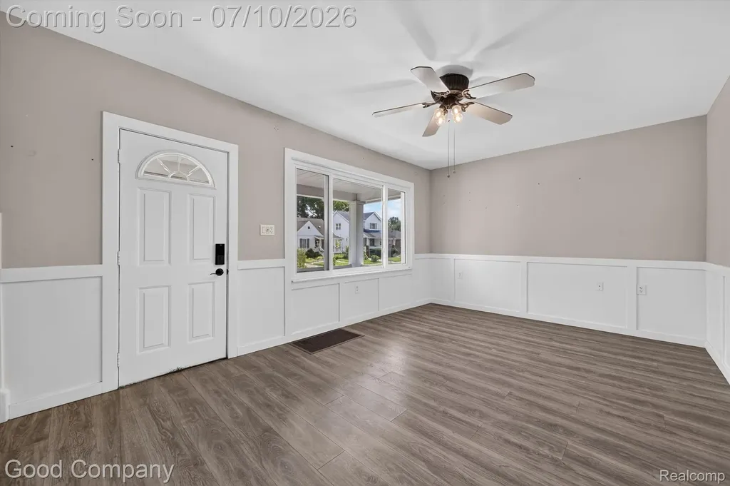305 E Jarvis Avenue Hazel Park City MI 48030