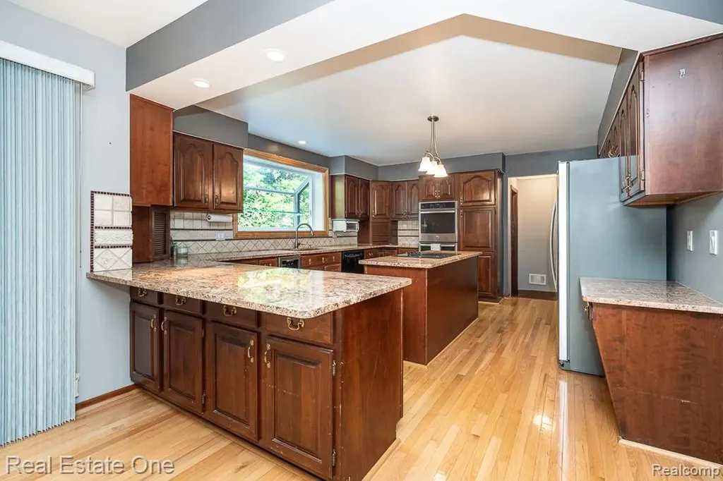 5129 Highmount Drive Troy City MI 48098