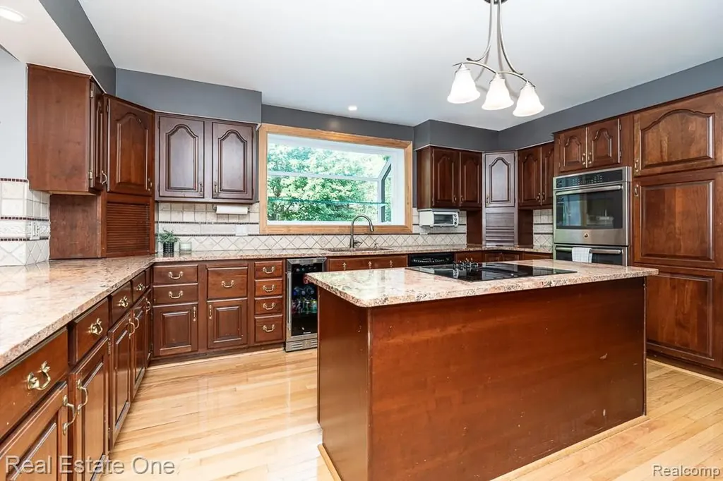 5129 Highmount Drive Troy City MI 48098