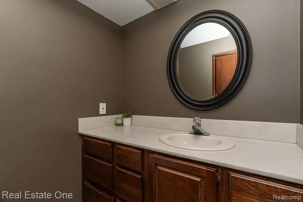 5129 Highmount Drive Troy City MI 48098