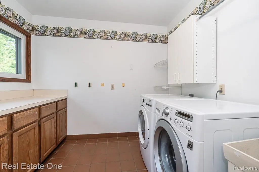 5129 Highmount Drive Troy City MI 48098