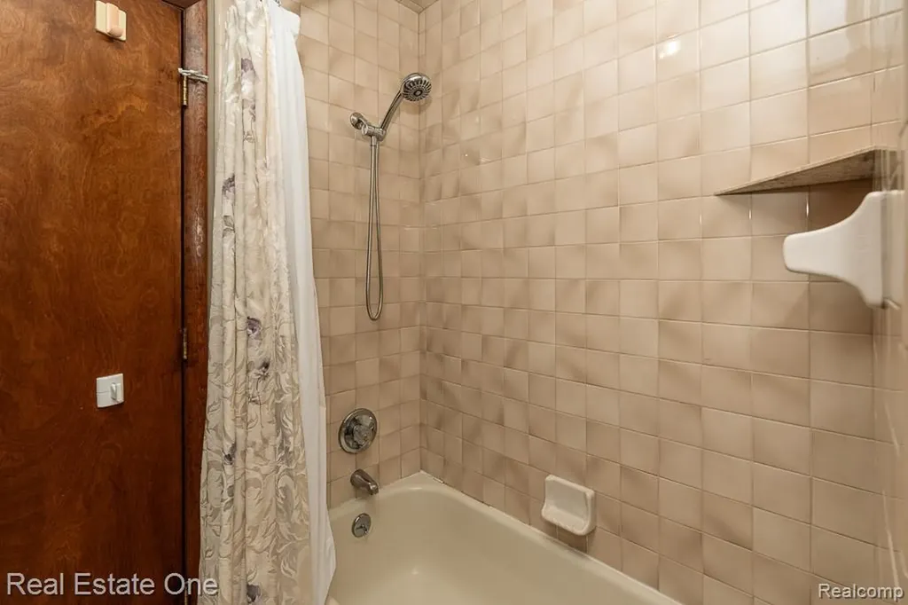 5129 Highmount Drive Troy City MI 48098