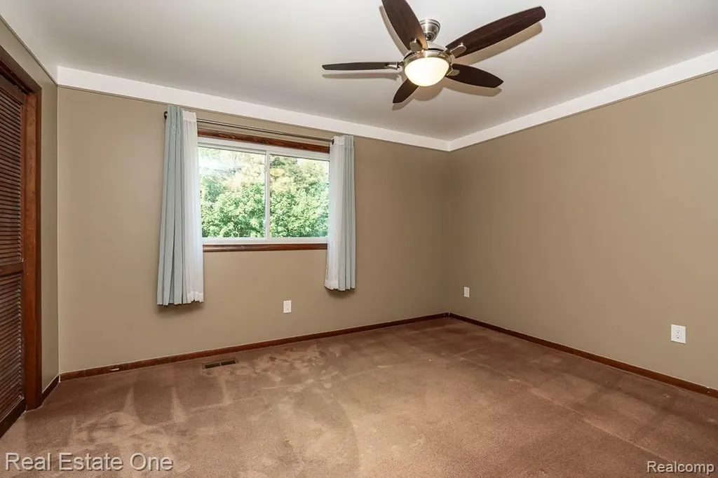 5129 Highmount Drive Troy City MI 48098