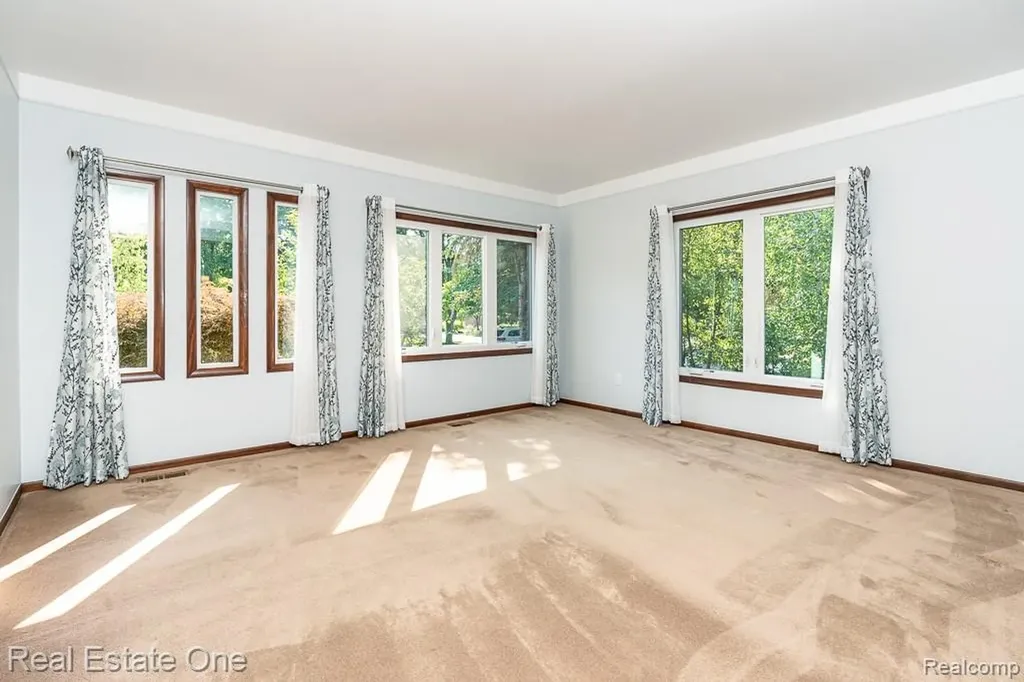 5129 Highmount Drive Troy City MI 48098