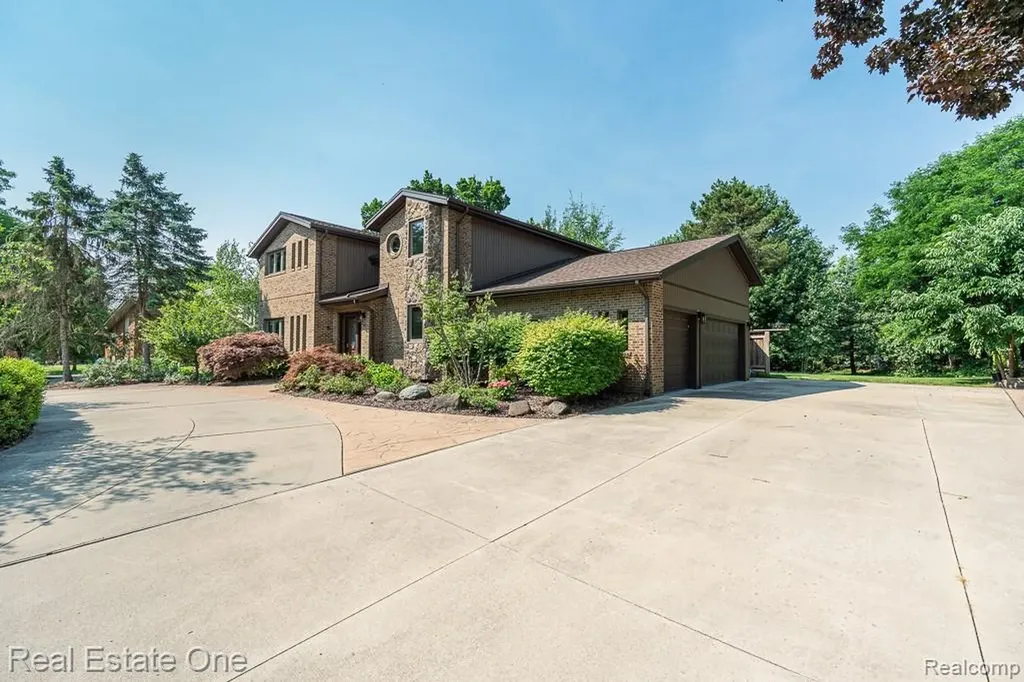 5129 Highmount Drive Troy City MI 48098