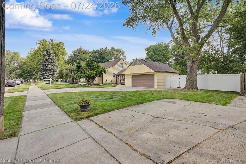 2660 Thomas Avenue Berkley City MI 48072