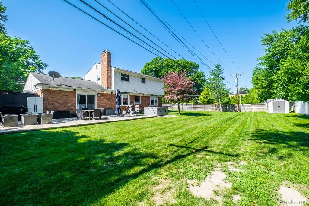 33064 Maplenut Street N Farmington City MI 48336