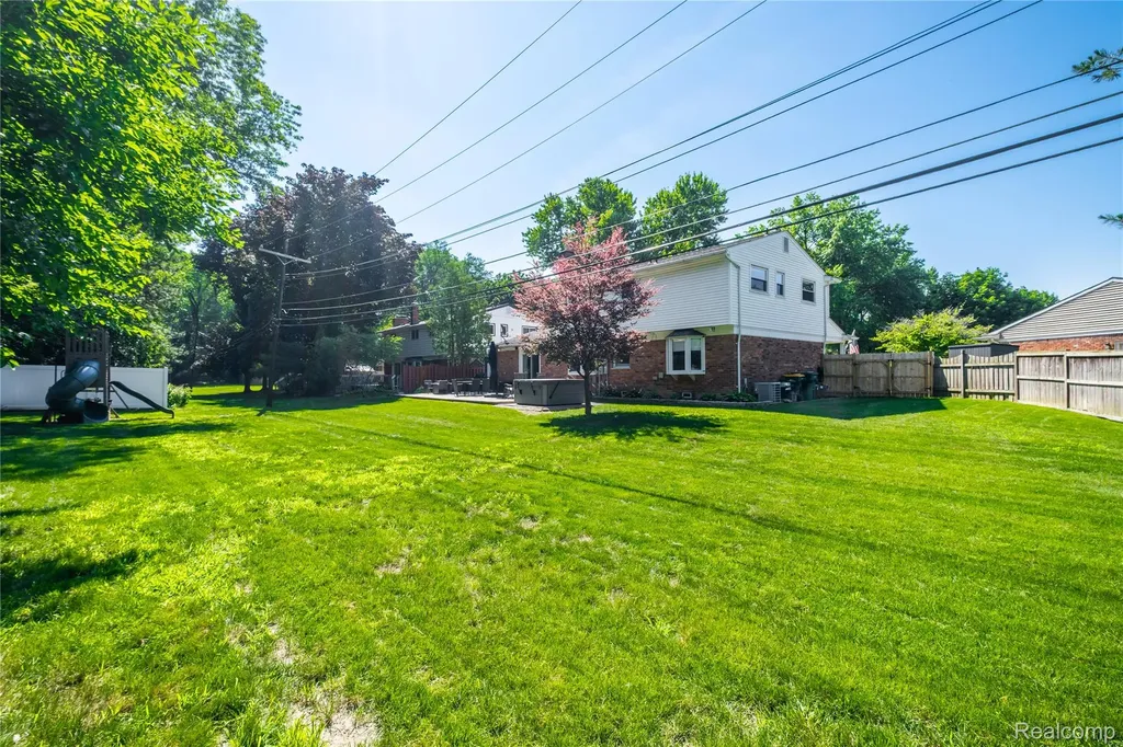 33064 Maplenut Street N Farmington City MI 48336