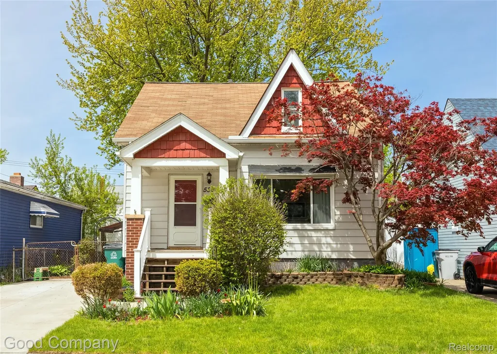 559 E Harry Avenue Hazel Park City MI 48030