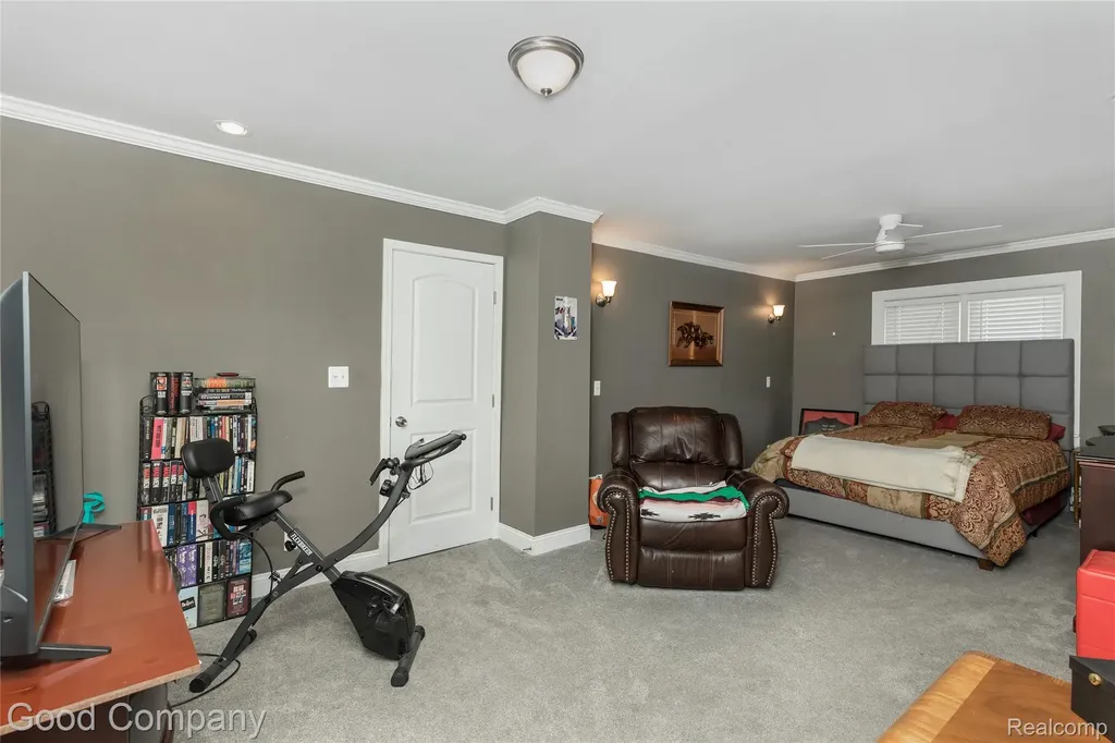 559 E Harry Avenue Hazel Park City MI 48030