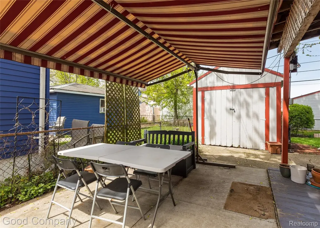 559 E Harry Avenue Hazel Park City MI 48030