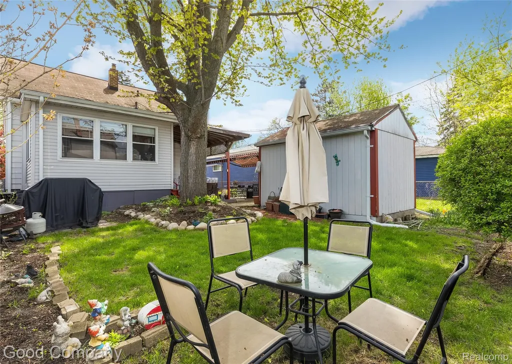 559 E Harry Avenue Hazel Park City MI 48030