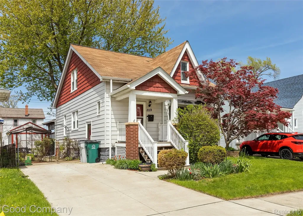 559 E Harry Avenue Hazel Park City MI 48030
