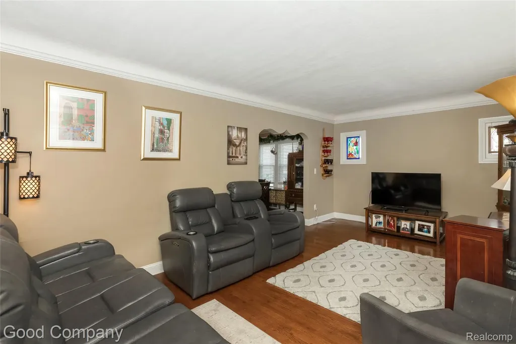 559 E Harry Avenue Hazel Park City MI 48030