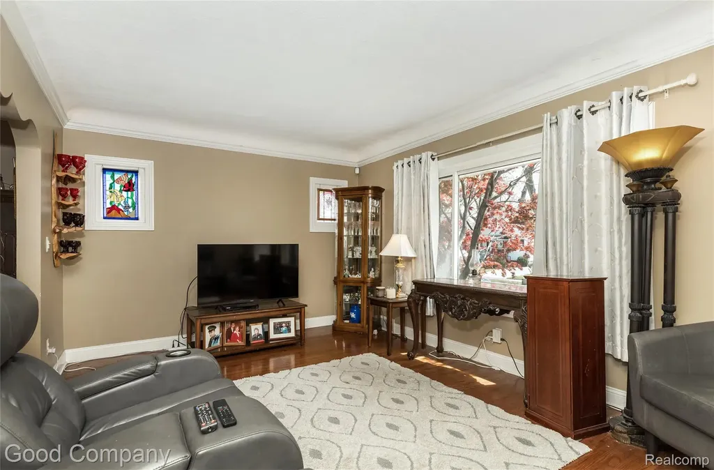 559 E Harry Avenue Hazel Park City MI 48030