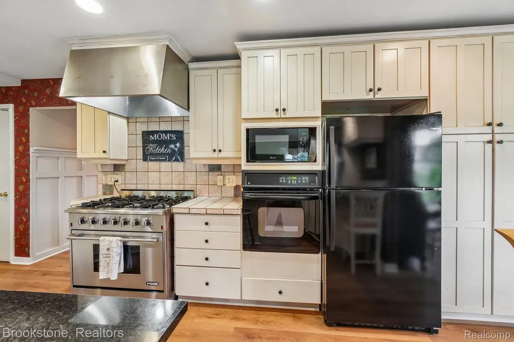 2668 Caterham Drive Waterford Charter Township MI 48329