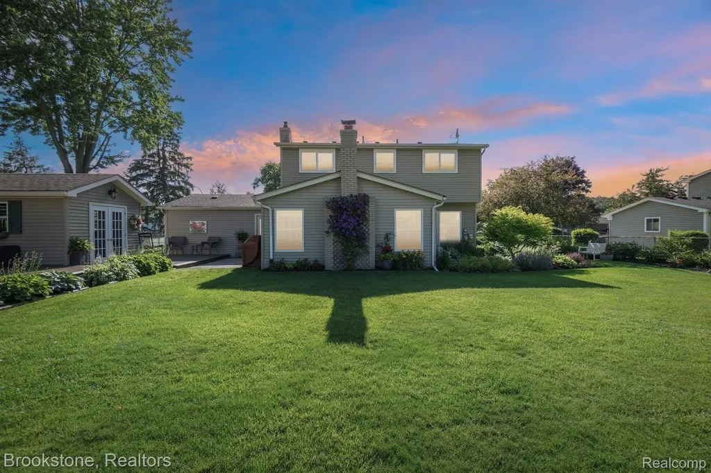 2668 Caterham Drive Waterford Charter Township MI 48329