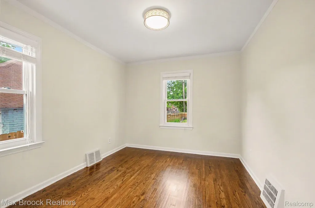 23440 Republic Avenue Oak Park City MI 48237