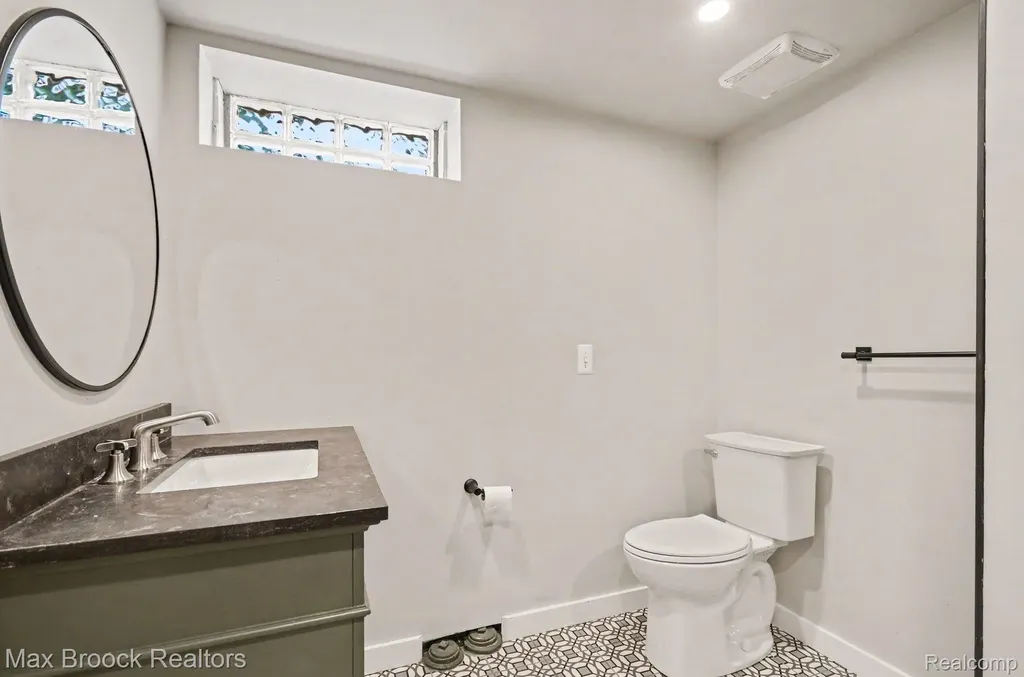 23440 Republic Avenue Oak Park City MI 48237