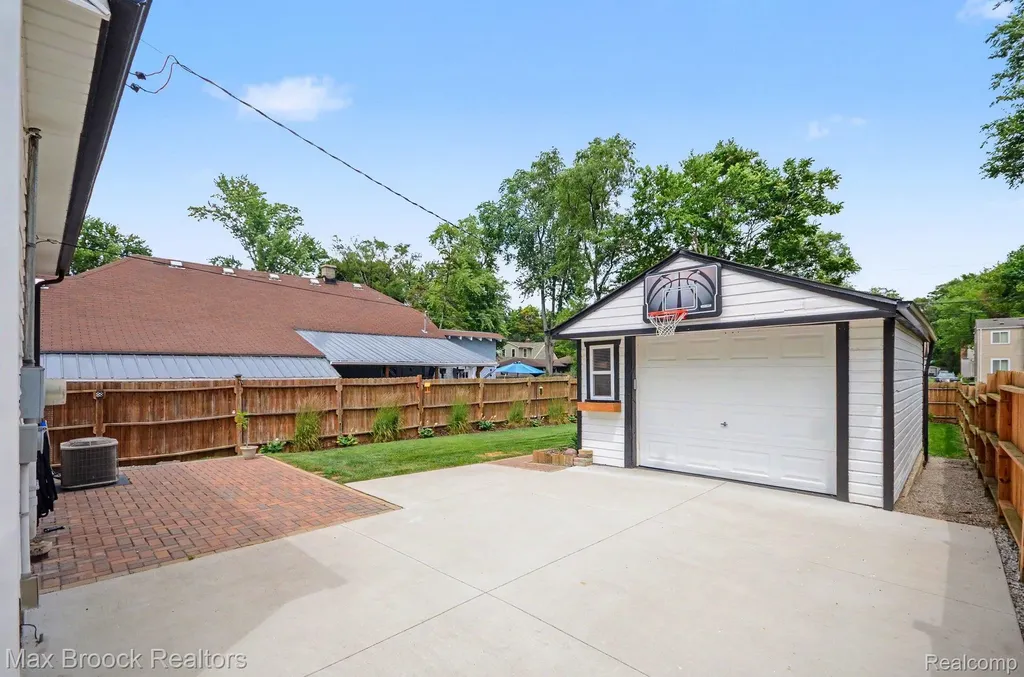 23440 Republic Avenue Oak Park City MI 48237