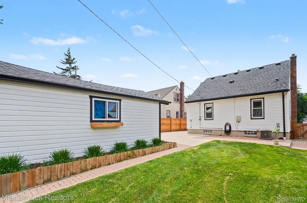 23440 Republic Avenue Oak Park City MI 48237