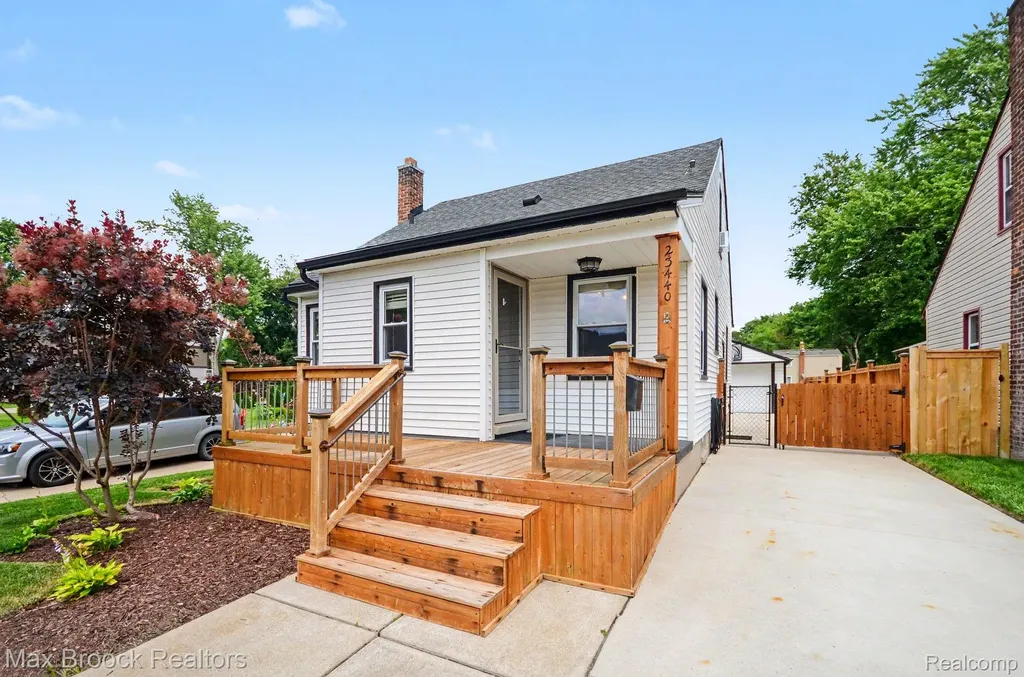 23440 Republic Avenue Oak Park City MI 48237