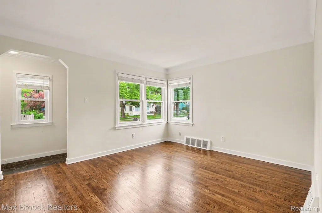 23440 Republic Avenue Oak Park City MI 48237