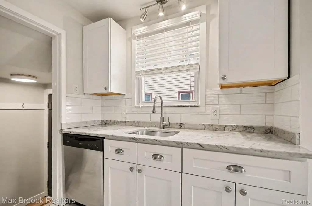 23440 Republic Avenue Oak Park City MI 48237