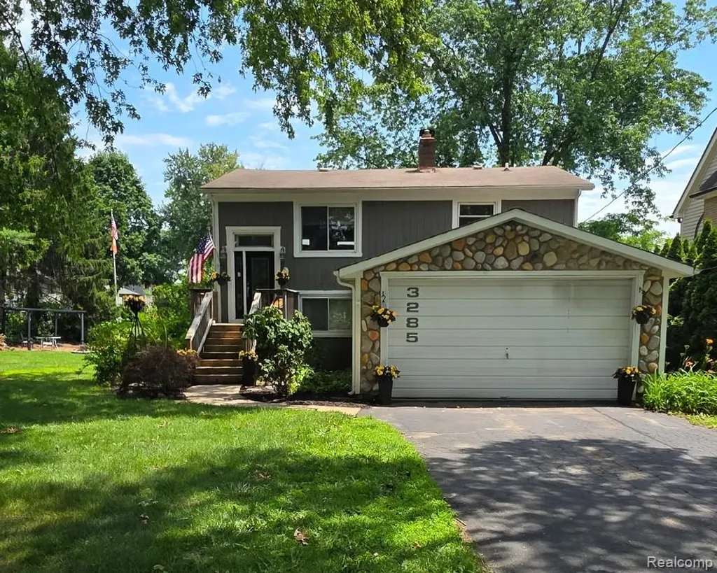 3285 Mapledale Street Commerce Charter Township MI 48382