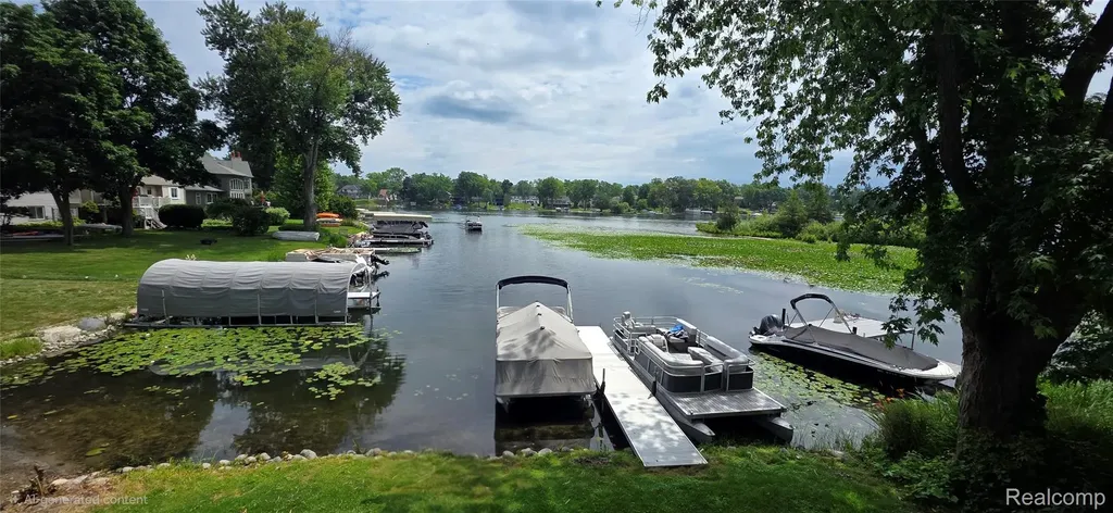 3285 Mapledale Street Commerce Charter Township MI 48382
