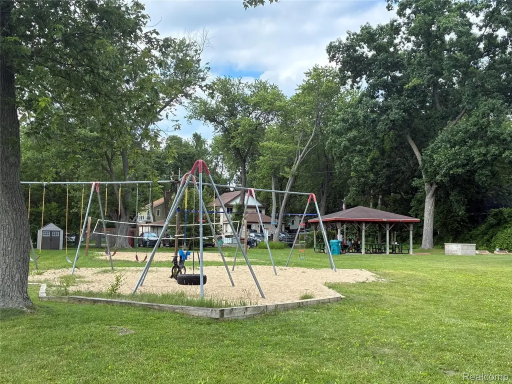 3285 Mapledale Street Commerce Charter Township MI 48382