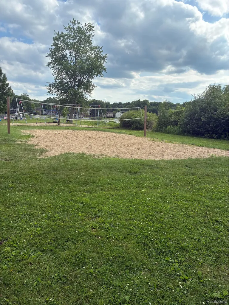 3285 Mapledale Street Commerce Charter Township MI 48382