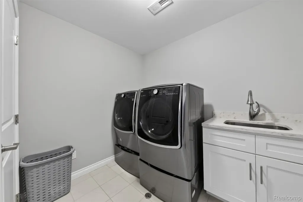 2429 Walnut View Drive Hartland Township MI 48855