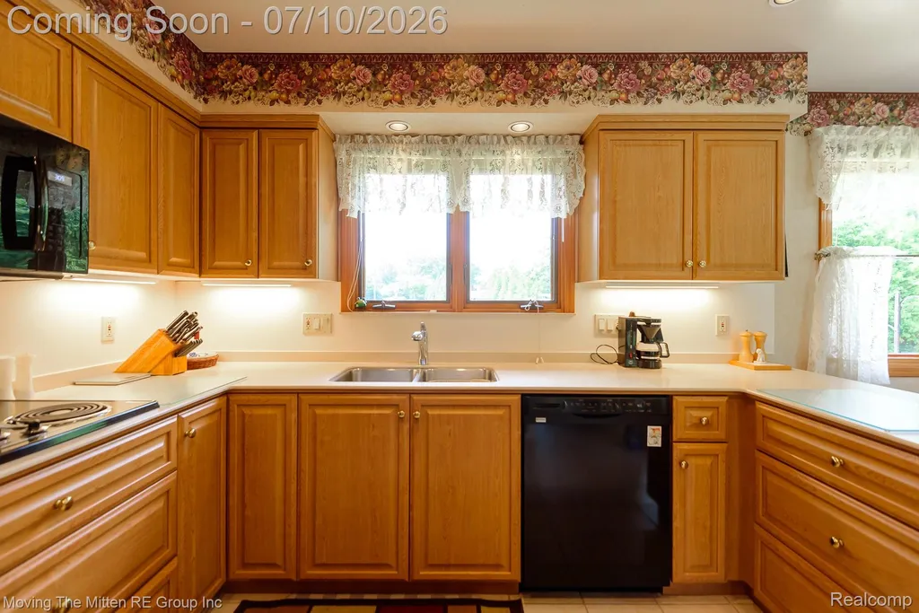 16359 Alpine Drive Livonia City MI 48154